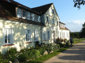 Гостиница Hotel Gutshaus Kajahn  Густов